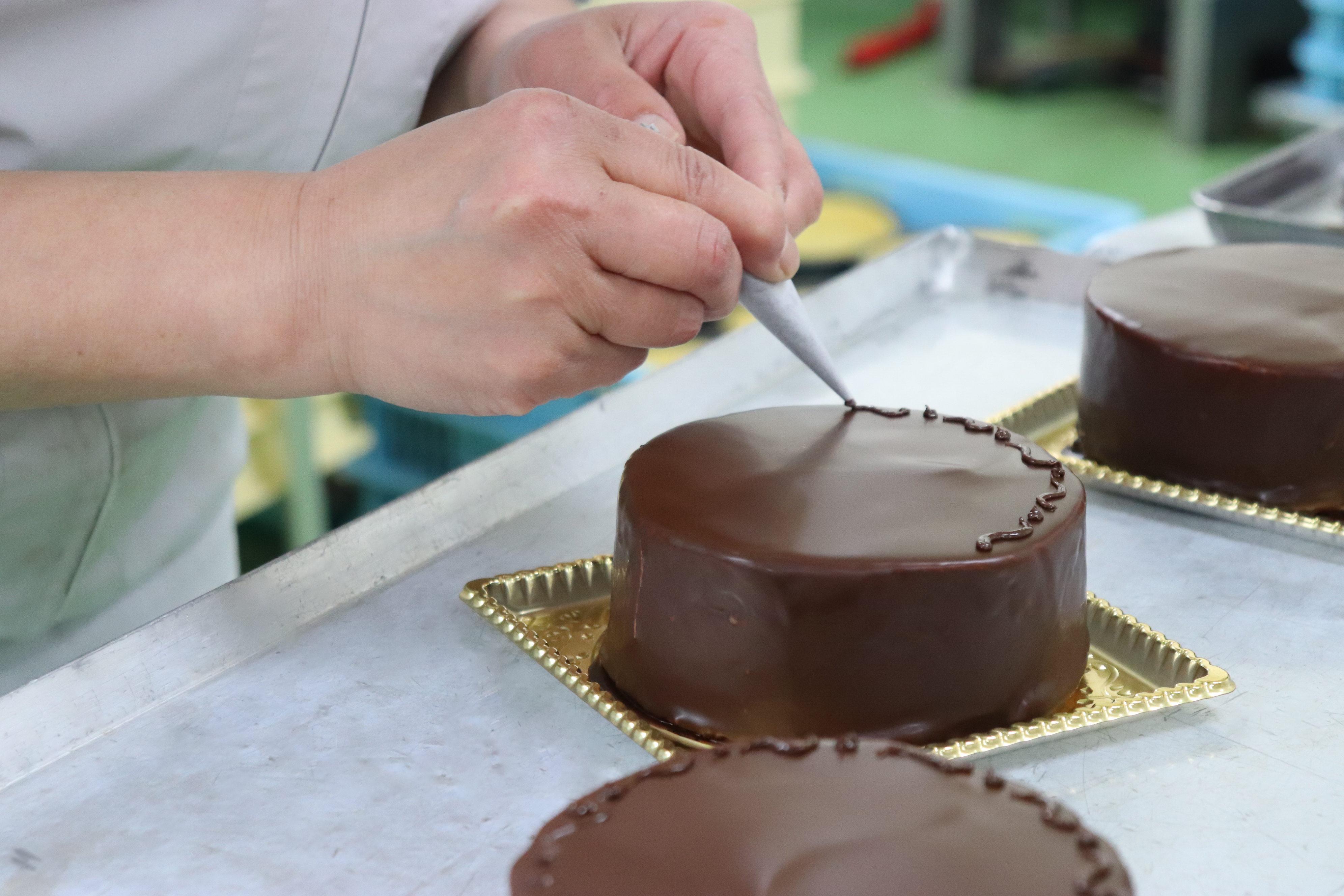 ケーキをデコレーションしている様子