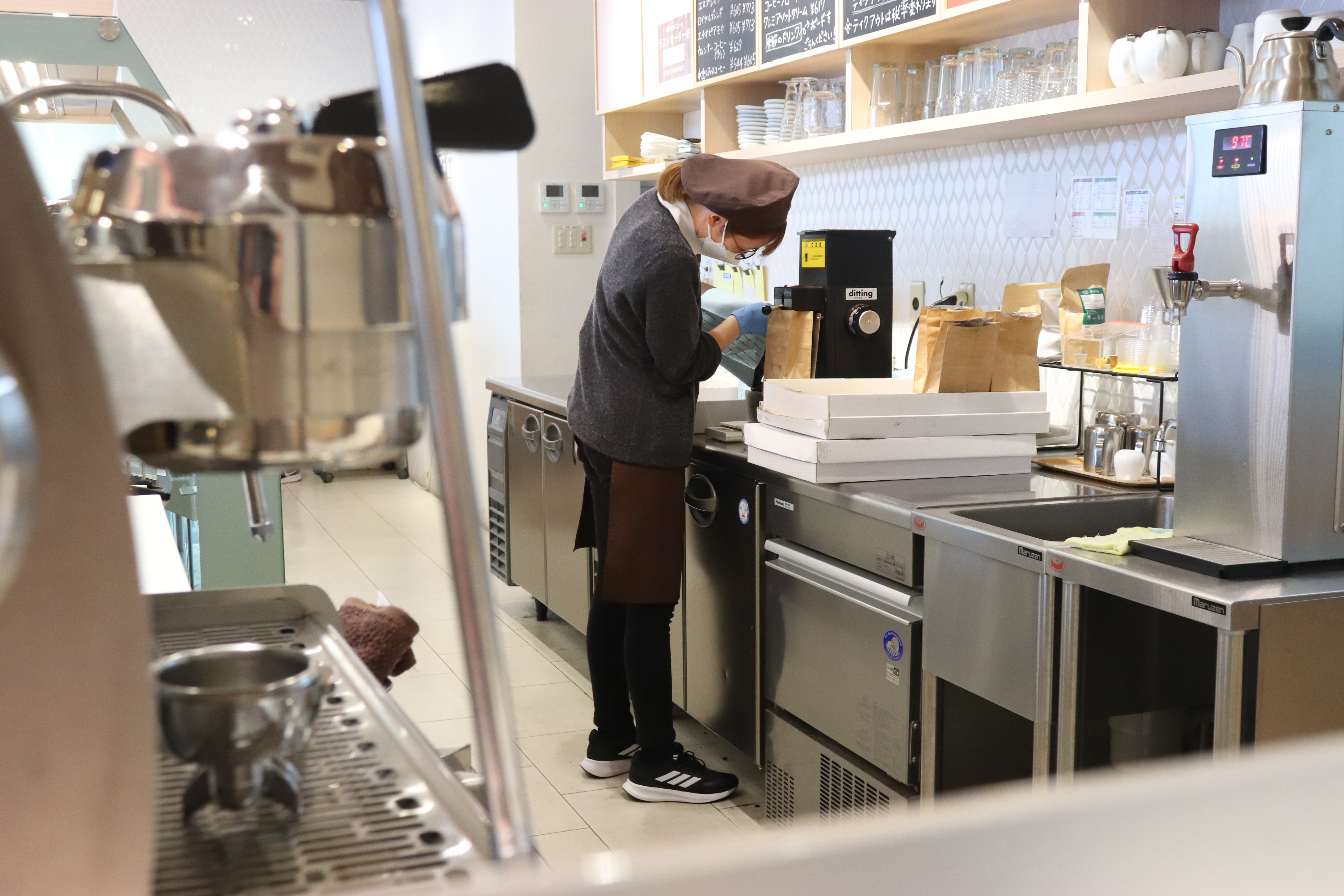 ドリンクを準備している職員